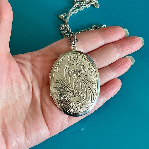 Vint 60's Trifari Silver locket - Art Deco Style Locket - Embossed Oval Locket - Picture 6 of 7